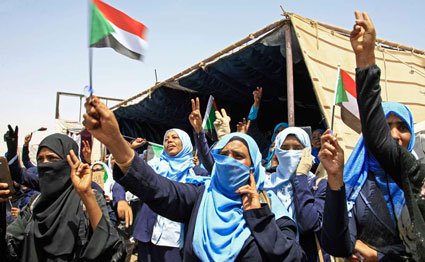 Sudan army rulers, protesters resume talks