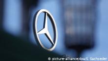 Mercedes logo on a building (picture-alliance/dpa/S. Sachseder)