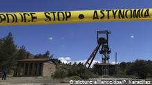 Police tape hangs near a mine shaft were two dead bodies were found in Cyprus (picture-alliance/dpa/P. Karadjias)